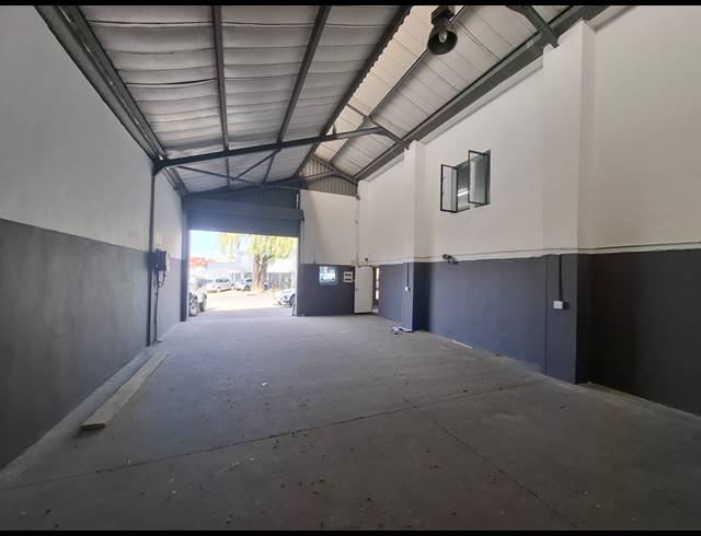 401M² WAREHOUSE TO LET IN STIKLAND INDUSTRIAL
